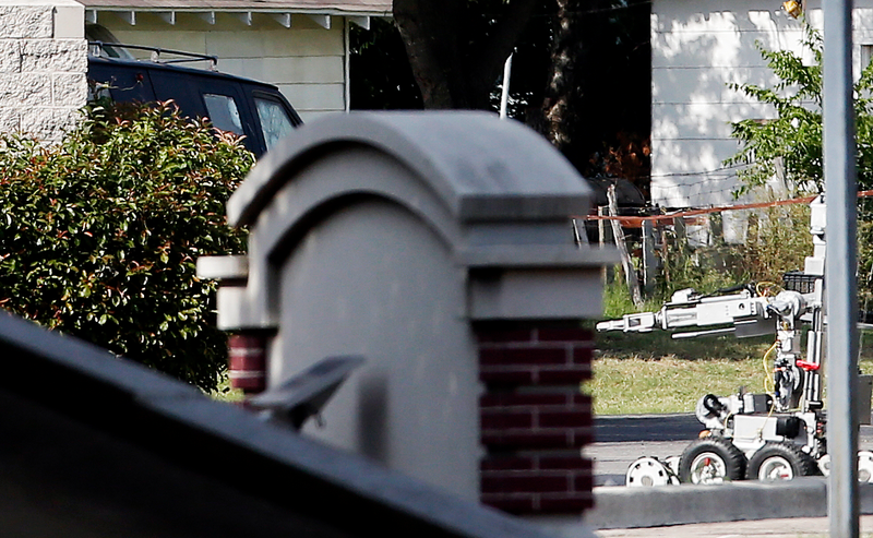 Bomb robot inspects area in Dallas on June 13, 2015. This robot also looks similar to the Andros F6. Image: Brandon Wade/AP Photo